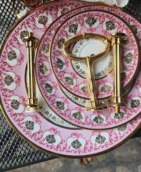 Sada pozlacených šálků s dalšími prvky