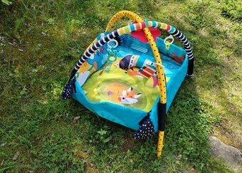 Hrací podložka s funkcí ohrádky