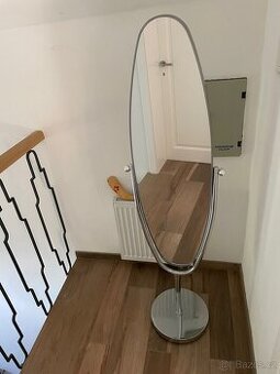Zrcadlo v chromovém rámu na noze