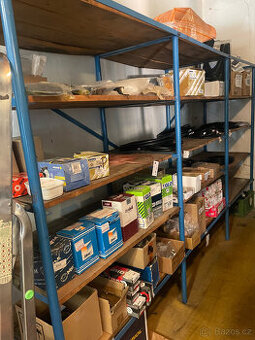 Prodám vybavení obchodu: regály, pulty