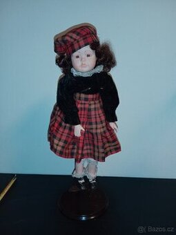 Porcelánová panenka červená 40cm