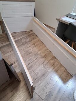 Postel s polohovacím roštem, madrací a úložným šuplíkem na k