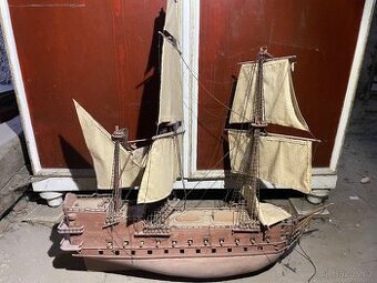 Starý dřevěný model lodi