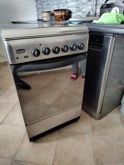 Indesit sporák s displejem,Nerez