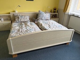 Velká postel 200x200 cm s matracemi, rošty a nočními stolky