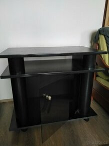Tv stolek s prosklenými dvířky na kolečkách