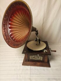 Starožitný troubový gramofon na kliku