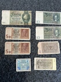 Sbírka různých bankovek a mincí