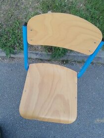 Modré židle industriální retro kov a dřevo vhodné na terasu