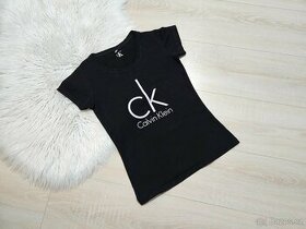 Černé dámské tričko s nápisem CK vel S