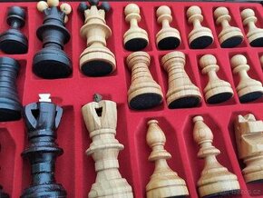 Velké 54x54cm dřevěné vyřezávané, vypalované šachy. Nové