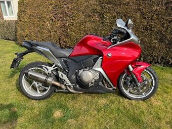 Honda VFR, 2011, 127 kW, cervena