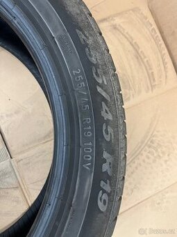 255/45R19 100V