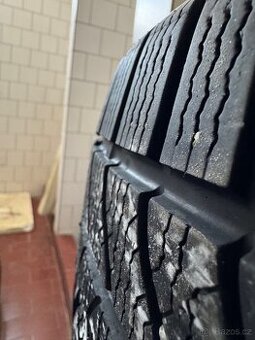 GOODRIDE ZUPER SNOW 235/45 R19