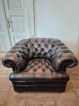 HNĚDÉ KOŽENÉ KŘESLO - CHESTERFIELD - 1