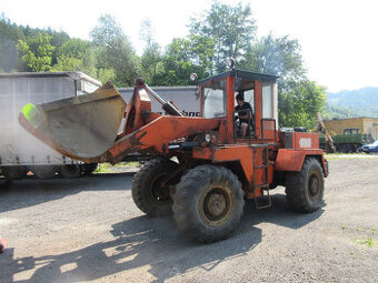 NAKLADAČ ZTS UNK 320 -