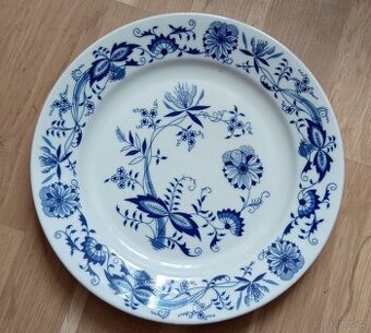 Palička, dekorativní talíř a drobnéý porcelán s cibým vzorem