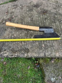 Stará kovaná tesařská širočina.