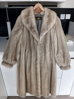 stříbrný norkový kožich