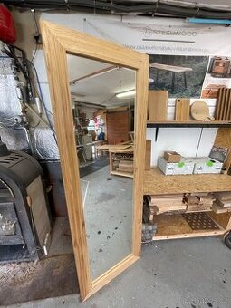 Zrcadlo v dubovém rámu