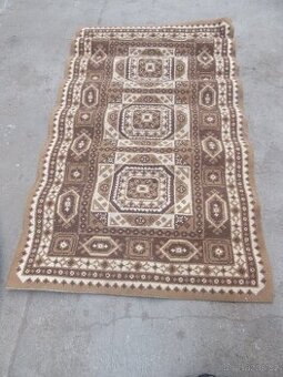 Nabízím starožitný perský koberec s dekorem. Materiál PP. Ne