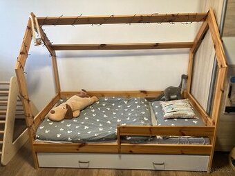 Dětská domečková postel z masivu