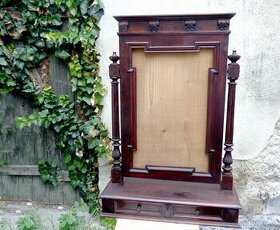 Staré toaletní zrcadlo s vyřezávanými prvky, šuplíky