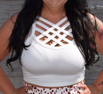 Bílé triko s dekorací