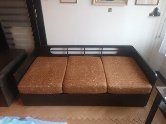 Prodám pohovku, 2 šatní skříně a peřiňák.