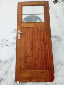 Dřevěné dveře, okno oboustranné