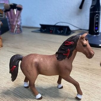 Schleich Hřebec + sedlo zdarma