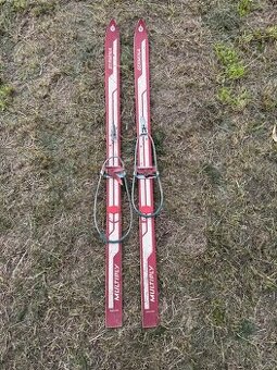 Staré retro dřevěné lyže