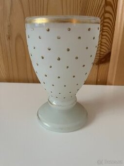 Starožitná sklenice se zlatými puntíky