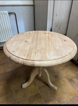 Kulatý masivní stolek, drásaná Pinie