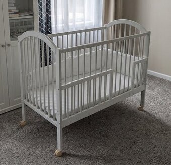 Dětská postýlka se stahovacím bokem a kolečkama (120x60)