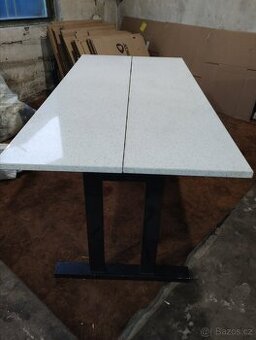 Masivní kovový stůl s pracovní deskou "Teraco"
