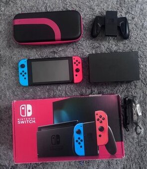 Nintendo Switch + příslušenství + pouzdro