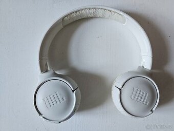 PRODÁM BEZDRÁTOVÁ SLUCHÁTKA JBL TUNE 500BT POZOR ČTĚTE