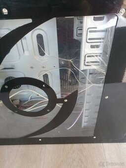 Pc skříň, monitor a klávesnice
