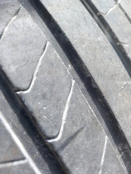 275/40R22 107Y A 315/35R22 111Y