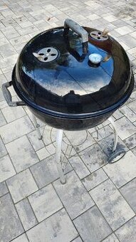 Grill na dřevěné uhlí