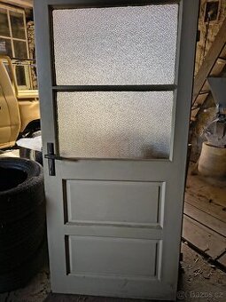 starší dveře z modřínu