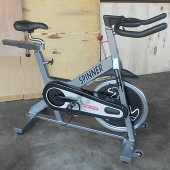 Spinningové kolo Star Trac - cyklotrenažer