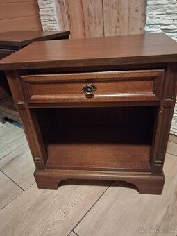 Masivní noční stolky