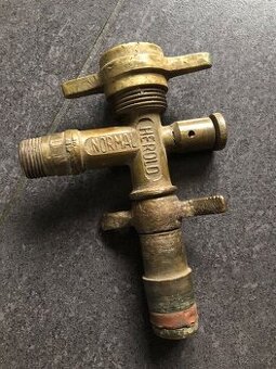 Část staré mosazné pípy