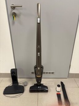 Vysavač tyčový Electrolux EERC72EB