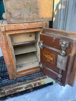 Velmi starý 200 kg vážící trezor rok 1880