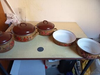 Staré smaltované hrnce