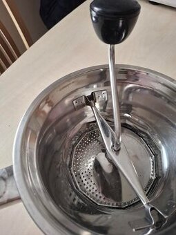 Robustní pasírovač/ lis na brambory - Itálie