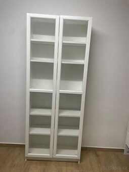 Bílá prosklenná skříň